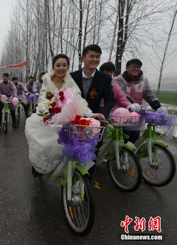 阜陽“90后”青年騎公共自行車迎娶新娘 阜陽“90后”青年騎公共自行車迎娶新娘