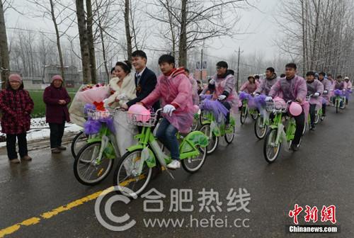 阜陽“90后”青年騎公共自行車迎娶新娘 阜陽“90后”青年騎公共自行車迎娶新娘