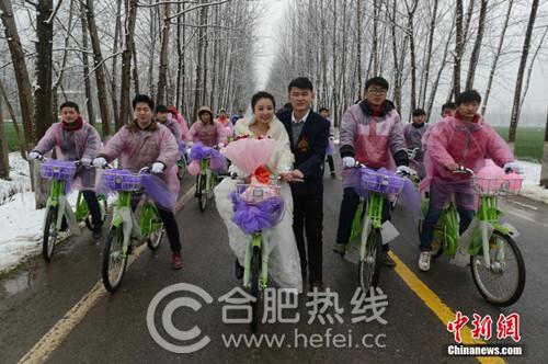 阜陽“90后”青年騎公共自行車迎娶新娘 阜陽“90后”青年騎公共自行車迎娶新娘