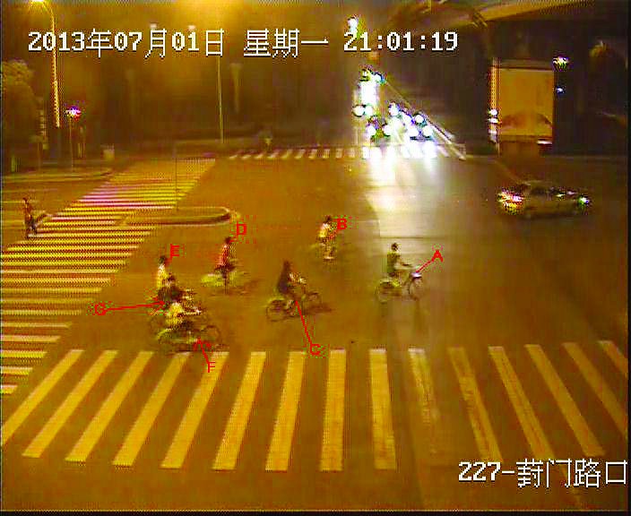 監(jiān)控顯示，有7名青年用非常規(guī)方式騎走公共自行車，其行為已涉嫌盜竊。