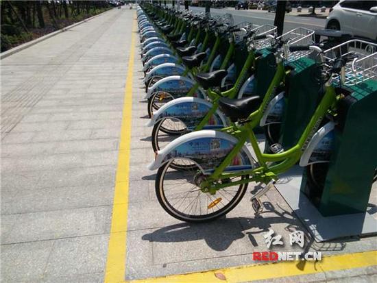 公共自行車已經(jīng)成為不少市民短途出行的首選 公共自行車已經(jīng)成為不少市民短途出行的首選